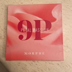 Hi I’m selling a small pallet by Morphe